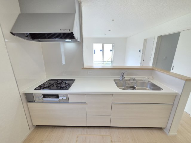 新築　太田市新田大根町第2　クレイドルガーデン　2号棟　のキッチン|現地写真　間口2550ｍｍで作業スペースも広々！換気扇も汚れが付きにくくお掃除がし易い設計です♪
