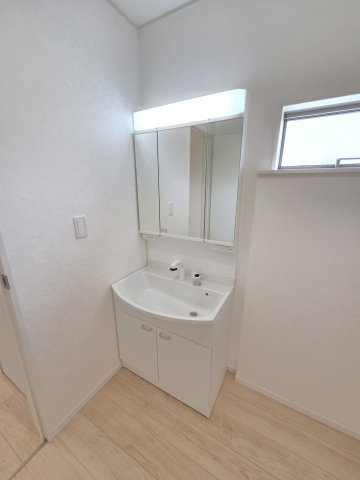 新築　太田市新田大根町第2　クレイドルガーデン　3号棟　の独立洗面台|現地写真　シャワー付きの洗面台は忙しい朝でも身支度を整えるのにとても便利◎							
