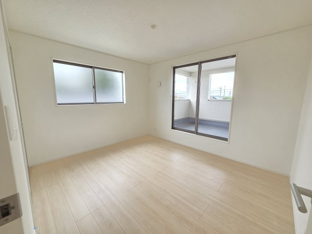 新築　太田市新田大根町第2　クレイドルガーデン　3号棟　の洋室|現地写真　二面採光で明るく風通しの良い洋室♪					
　					
					
