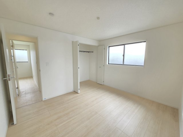 新築　太田市新田大根町第2　クレイドルガーデン　3号棟　の収納|現地写真　それぞれのお部屋に収納スペースがあるのでお片付け上手で室内もスッキリ♪							
						
