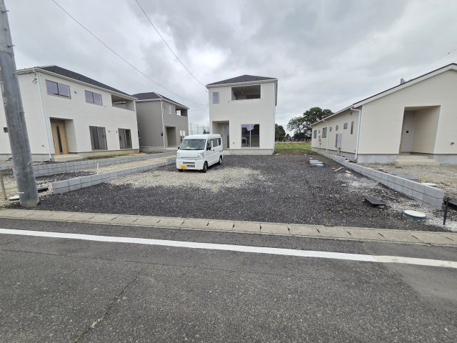 新築　太田市新田大根町第2　クレイドルガーデン　3号棟　の駐車場|現地写真　駐車スペースは並列3台分可能です！
