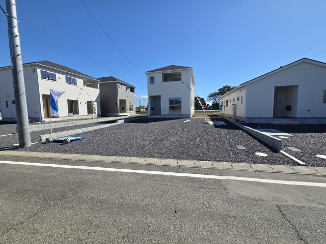 新築　太田市新田大根町第2　クレイドルガーデン　3号棟　の駐車場|現地写真　駐車スペースは並列3台分可能です！
