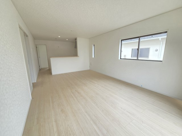新築　太田市新田大根町第2　クレイドルガーデン　3号棟　の居間・リビング|現地写真　家族の会話が弾む対面キッチン。お子様の様子も確認できて安心ですね。							

　
