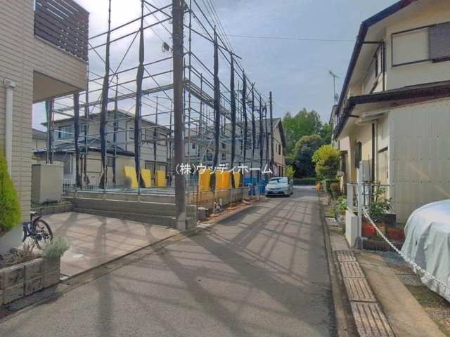 越谷市千間台西31期　新築一戸建ての前面道路含む現地写真