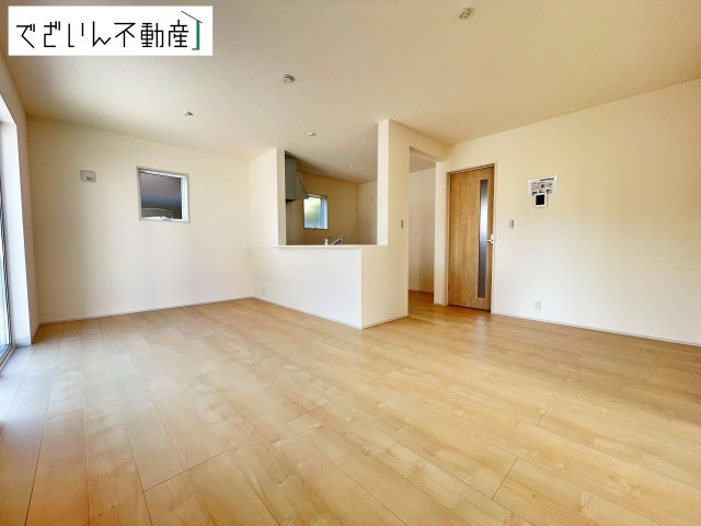 【居間・リビング】 | Livele Garden.S鴻巣市松原3期　新築住宅 | ≪3号棟≫細部まで丁寧に仕上げられた内装が、日々の生活を豊かに彩ります。家族の思い出が増えていく場所に。
現地(2026年7月撮影)