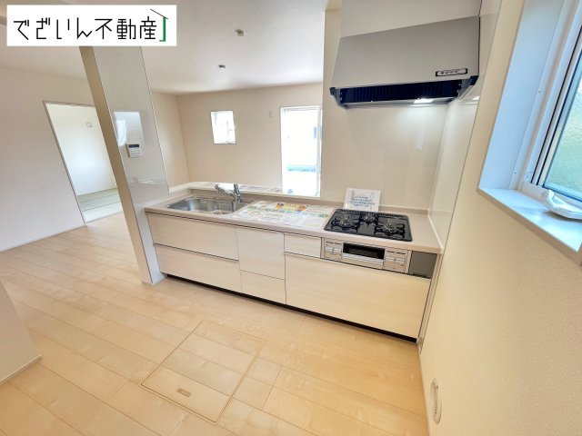 【キッチン】 | Livele Garden.S鴻巣市松原3期　新築住宅 | ≪3号棟≫共働きでも無理なく使える効率的なレイアウト。夕食の準備も、家族の会話を楽しみながら進められる、心地よいキッチンです。
現地(2026年7月撮影)