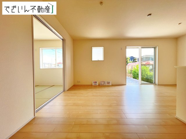 【居間・リビング】 | Livele Garden.S鴻巣市松原3期　新築住宅 | ≪3号棟≫和室と隣接したリビングは、遊び場にもお昼寝スペースにも。育児と家族時間が無理なく両立できる、優しい間取りです。
現地(2026年7月撮影)