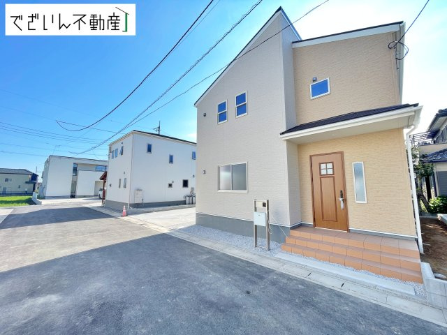 【前面道路含む現地写真】 | Livele Garden.S鴻巣市松原3期　新築住宅 | ≪3号棟≫南向きの穏やかな佇まいが、家族の新しい日常を優しく包み込む。静かな街並みに、安心して子育てできる環境が整っています。
現地(2026年7月撮影)