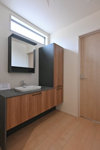 【独立洗面台】 | 大泉町第6仙石　一建設＜全５棟＞ | 3面鏡付きの洗面台は後ろが見えるのでヘアセットがバッチリ決まります！