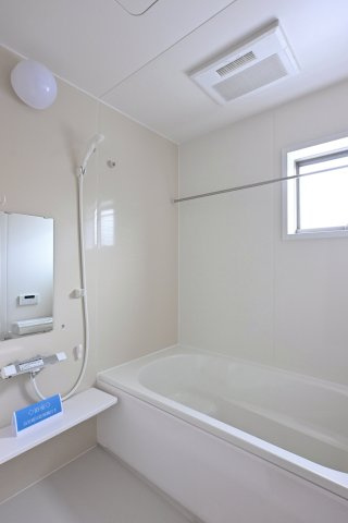 【浴室】 | 大泉町第6仙石　一建設＜全５棟＞ | 清潔感あるお風呂はフルオートバスでお湯張りもラクラク♪
お風呂は窓があるので換気もできます。