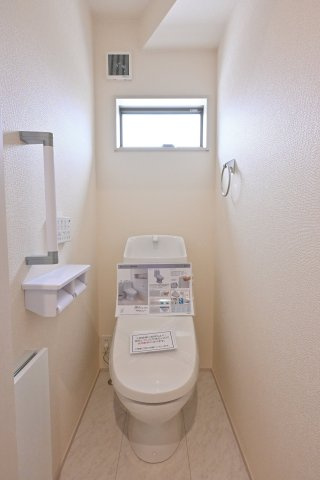 【トイレ】 | 大泉町第6仙石　一建設＜全５棟＞ | 暖房便座などがついた洗浄機能付きトイレです。