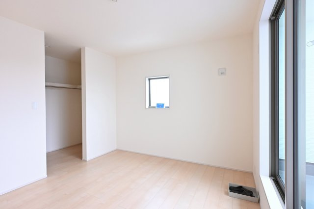 【洋室】 | 大泉町第6仙石　一建設＜全５棟＞ | 2階のベッドルームはバルコニーとつながっています。
たっぷり光が入るので気持ちよく目覚められます♪ 