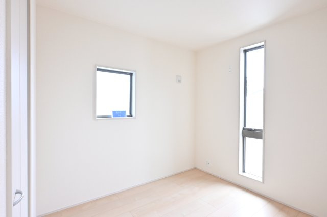 【洋室】 | 大泉町第6仙石　一建設＜全５棟＞ | 2面採光の明るい洋室は子供部屋にもピッタリです♪