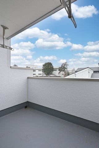 【バルコニー】 | 大泉町第6仙石　一建設＜全５棟＞ | バルコニーは屋根付きのインナーバルコニーとなっております。
洗濯物を突然の雨から守ってくれます♪
