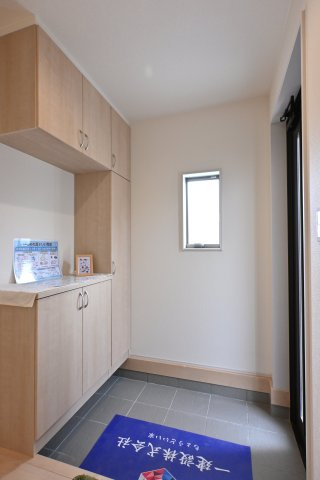 【玄関】 | 大泉町第6仙石　一建設＜全５棟＞ | 天井までの高さがあるたっぷり玄関収納。可動棚で調整可能ですので、背の高いブーツもすっぽり収まります。