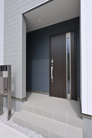 【玄関】 | 大泉町第6仙石　一建設＜全５棟＞ | 屋根付きの玄関は雨の日のぬれずに出入りすることができます！
ダブルロックドアで防犯性も◎