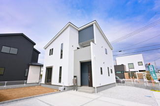 【外観】 | 全５棟の街並み！1棟1棟異なる間取りで個性があります！
ぜひ一度ご見学ください♪