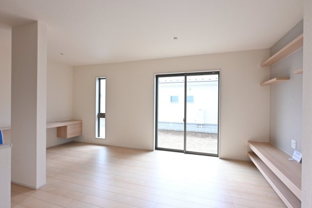 【居間・リビング】 | 大泉町第6仙石　一建設＜全５棟＞ | 広々としていて明るい日差しもたくさん入ってきます。家具を置いてもゆとりある空間となっております♪