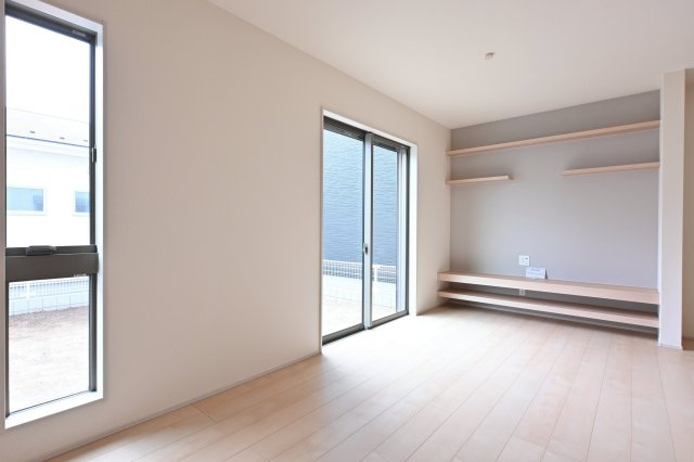 【居間・リビング】 | 大泉町第6仙石　一建設＜全５棟＞ | 白を基調とした明るいフローリングが印象的なリビング。
家族団らんの時間をゆったりお過ごしください♪