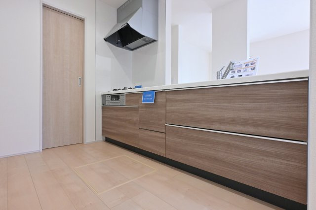 【キッチン】 | 大泉町第6仙石　一建設＜全５棟＞ | 人気の対面式キッチン。お食事の準備をしながらでもご家族とのコミュニケーションを楽しめます♪