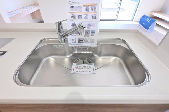 【キッチン】 | 大泉町第6仙石　一建設＜全５棟＞ | システムキッチンは女性目線で設計されており、シンクも広く使いやすい設計です♪