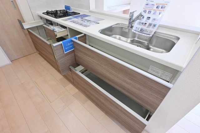 【キッチン】 | 大泉町第6仙石　一建設＜全５棟＞ | 家族並んで料理ができるワイドカウンターのキッチン♪ スライド収納でラクラク収納できます♪