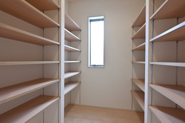 【収納】 | 大泉町第6仙石　一建設＜全５棟＞ | キッチン横には大容量のパントリーがありお米やパスタ・缶詰などが保存できます♪