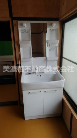 ６６５０４　岐阜市西荘事業用貸家の独立洗面台
