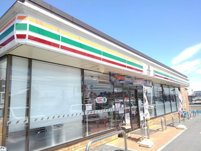 【周辺】 | イルデュ　ミリュー | セブンイレブン日永西５丁目店まで550m