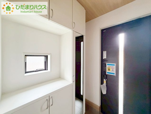 郡山市咲田１丁目　新築戸建の玄関|鍵や小物類を置けるスペースが確保できるため、散らかりがちな玄関をすっきりと保てます
