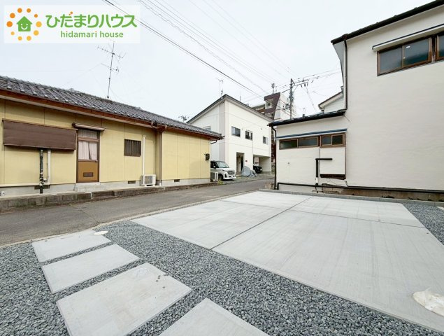 郡山市咲田１丁目　新築戸建の駐車場|ご家族でお車に乗る方に！駐車場2台分あります！