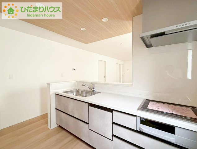 郡山市咲田１丁目　新築戸建のキッチン|料理をしながらでも、ご家族との会話を楽しめる対面式キッチン♪