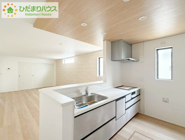 郡山市咲田１丁目　新築戸建のキッチン|シンプルなシステムキッチン♪広々としていてお料理をするのにも十分な広さがあります！お子様とお菓子作りをしたり、新しいお料理に挑戦したり毎日の家事が楽しくなりそうです