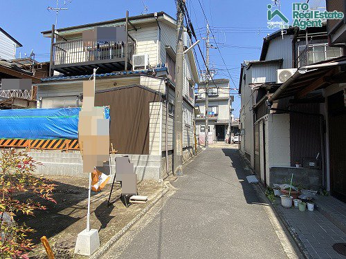 紫野中柏野町　新築戸建の前面道路含む現地写真