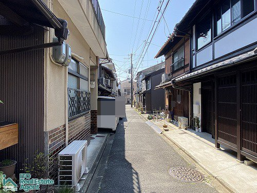 紫野中柏野町　新築戸建の前面道路含む現地写真