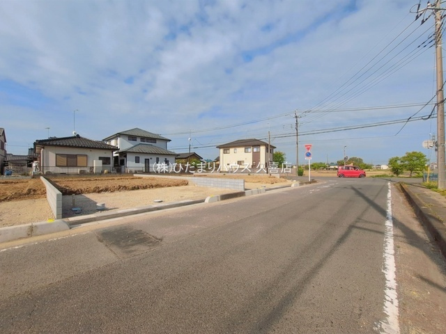 加須市三俣1丁目　新築一戸建て　02　リーブルガーデンの前面道路含む現地写真|2026/4/6　撮影
