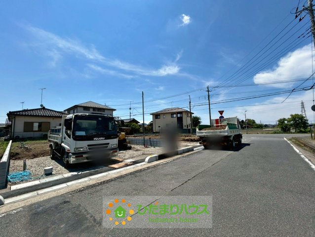 加須市三俣1丁目　新築一戸建て　02　リーブルガーデンの前面道路含む現地写真|2026/05/14　撮影