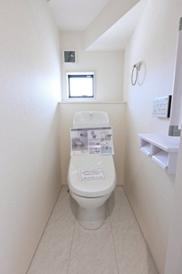 【トイレ】 | 大泉町第6仙石　一建設＜全５棟＞ | 暖房便座などがついた洗浄機能付きトイレです。