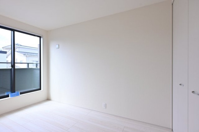 【洋室】 | 大泉町第6仙石　一建設＜全５棟＞ | 2階のベッドルームはバルコニーとつながっています。
たっぷり光が入るので気持ちよく目覚められます♪ 