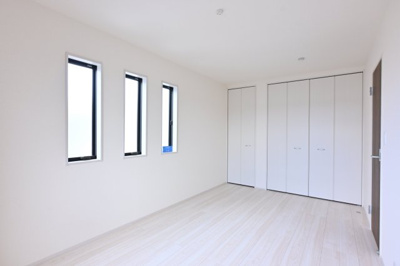 【洋室】 | 大泉町第6仙石　一建設＜全５棟＞ | 3連スリット窓の明るい洋室は子供部屋にもピッタリです♪