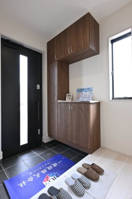 【玄関】 | 大泉町第6仙石　一建設＜全５棟＞ | 天井までの高さがあるたっぷり玄関収納。可動棚で調整可能ですので、背の高いブーツもすっぽり収まります。