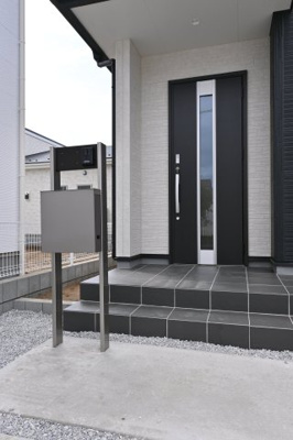 【玄関】 | 大泉町第6仙石　一建設＜全５棟＞ | 屋根付きの玄関は雨の日のぬれずに出入りすることができます！
ダブルロックドアで防犯性も◎