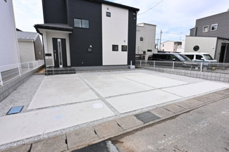 【駐車場】 | 並列駐車可能なカースペースです！お客様も遊びに来やすいですね♪