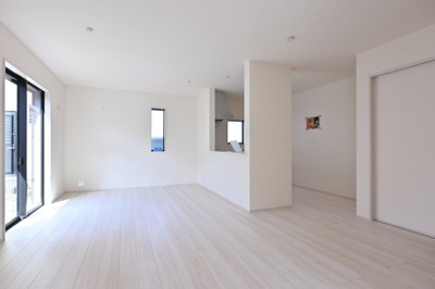 【居間・リビング】 | 大泉町第6仙石　一建設＜全５棟＞ | 広々としていて明るい日差しもたくさん入ってきます。家具を置いてもゆとりある空間となっております♪