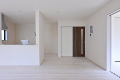 【居間・リビング】 | 大泉町第6仙石　一建設＜全５棟＞ | 白を基調とした明るいフローリングが印象的なリビング。
家族団らんの時間をゆったりお過ごしください♪