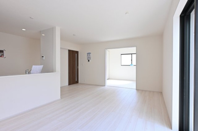 【居間・リビング】 | 大泉町第6仙石　一建設＜全５棟＞ | お友達を呼んでホームパーティーもできる広々ダイニングです♪