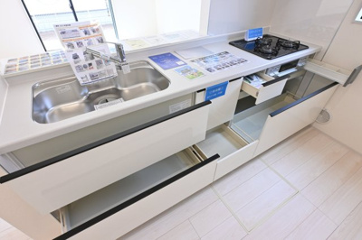 【キッチン】 | 大泉町第6仙石　一建設＜全５棟＞ | 家族並んで料理ができるワイドカウンターのキッチン♪ スライド収納でラクラク収納できます♪