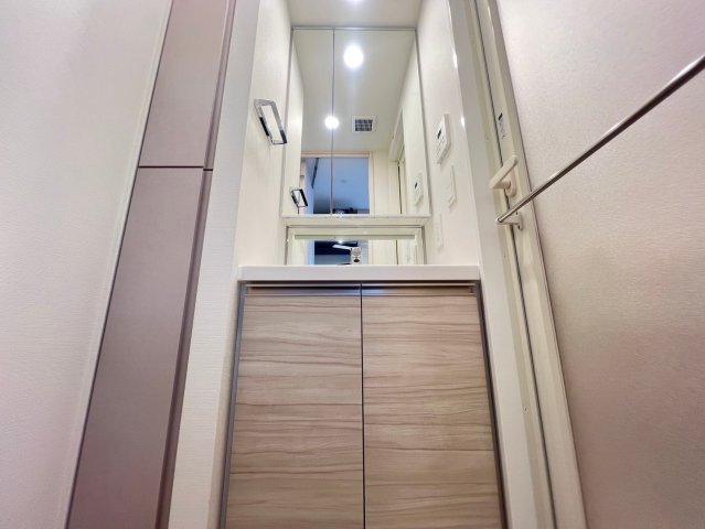 コンフォリア新大阪宮原Qの独立洗面台