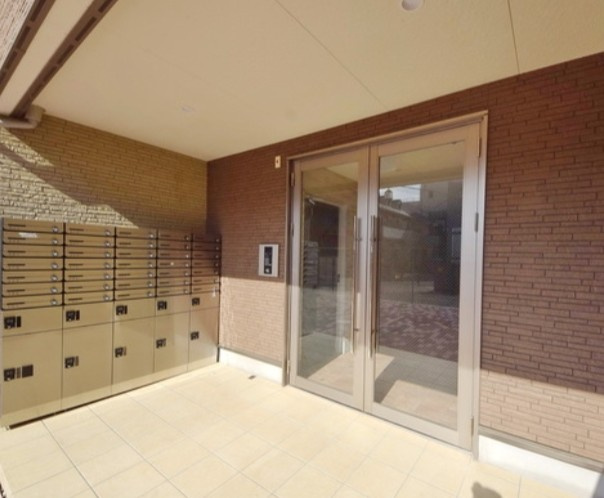 レーヴ京成高砂のエントランス