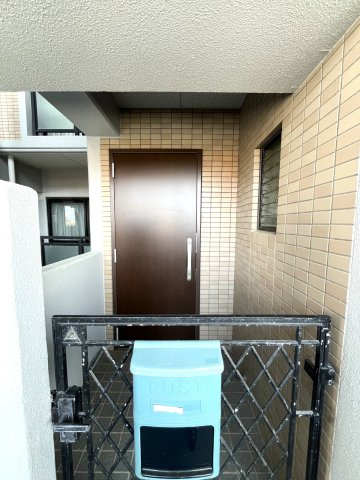 サーパス周船寺の玄関|玄関前には柵が設けられているのでプライバシーが守られていますよ♪